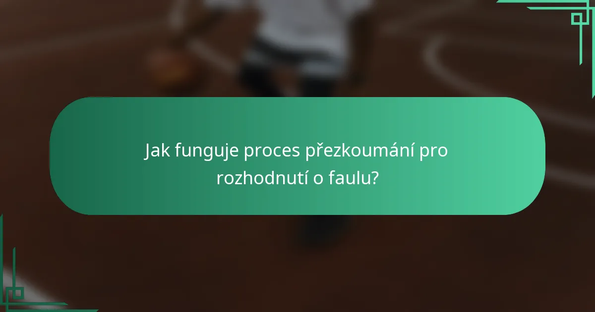 Jak funguje proces přezkoumání pro rozhodnutí o faulu?